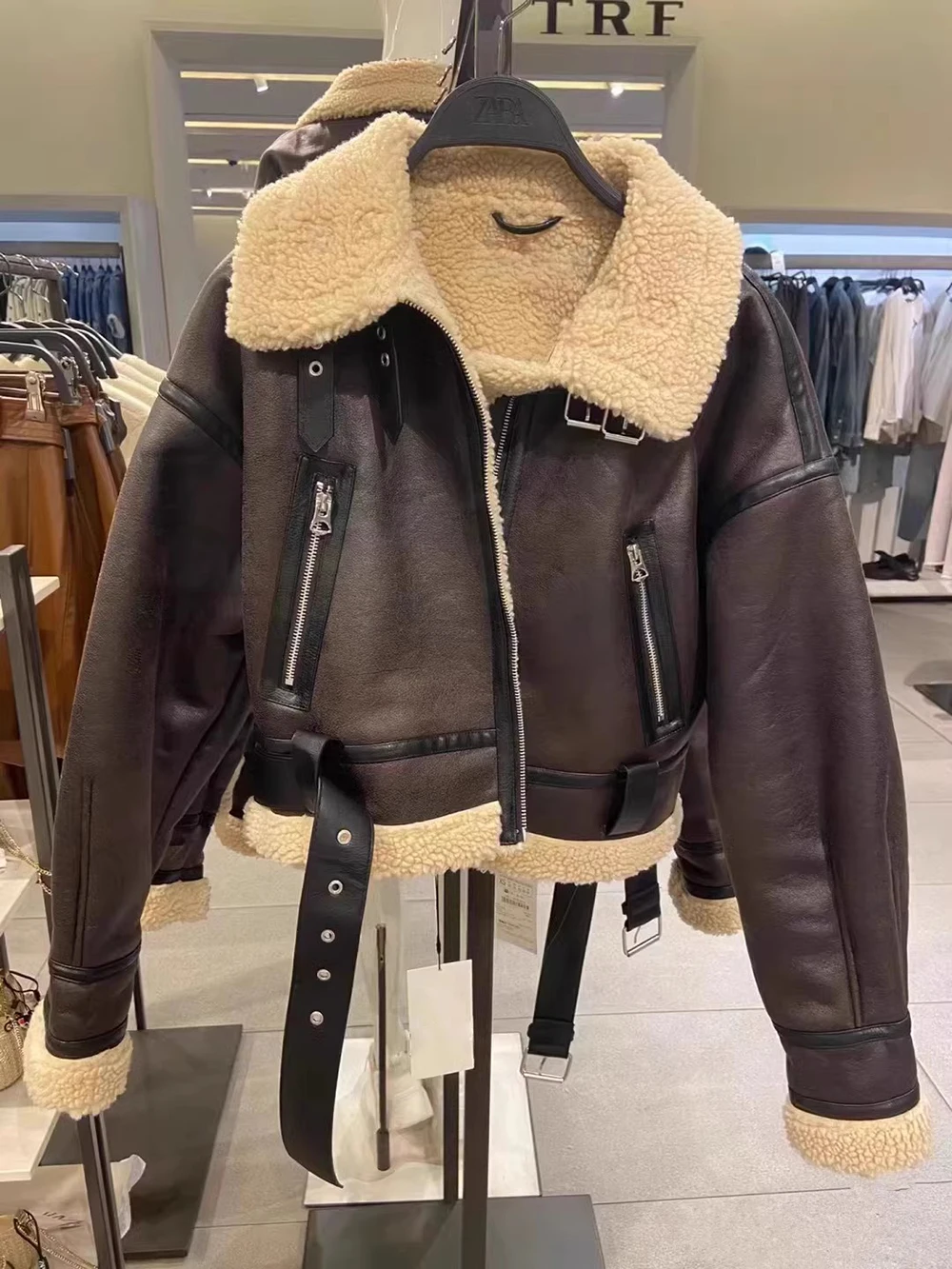 Inverno donna Streetwear Zip finta pelle di agnello giacca corta in pelliccia con cintura Moto Biker spessa calda pelle di pecora PU cappotto Outwe