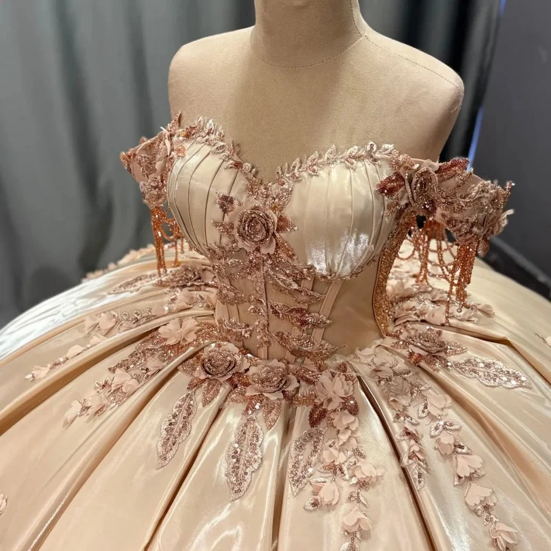 

Атласное платье для квинсеаньеры цвета светлого шампанского, с открытыми плечами, блестящими 3D цветочными аппликациями и длинным шлейфом, vestidos de 15 Quinceanera. ﻿ Индивидуальный заказ