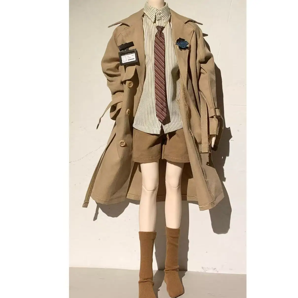 

1/4 кукольный костюм для куклы Bjd 45 см, пальто + рабочий значок + рубашка + галстук + шорты, комплект униформы, нарядные игрушки, аксессуары для кукол, без куклы