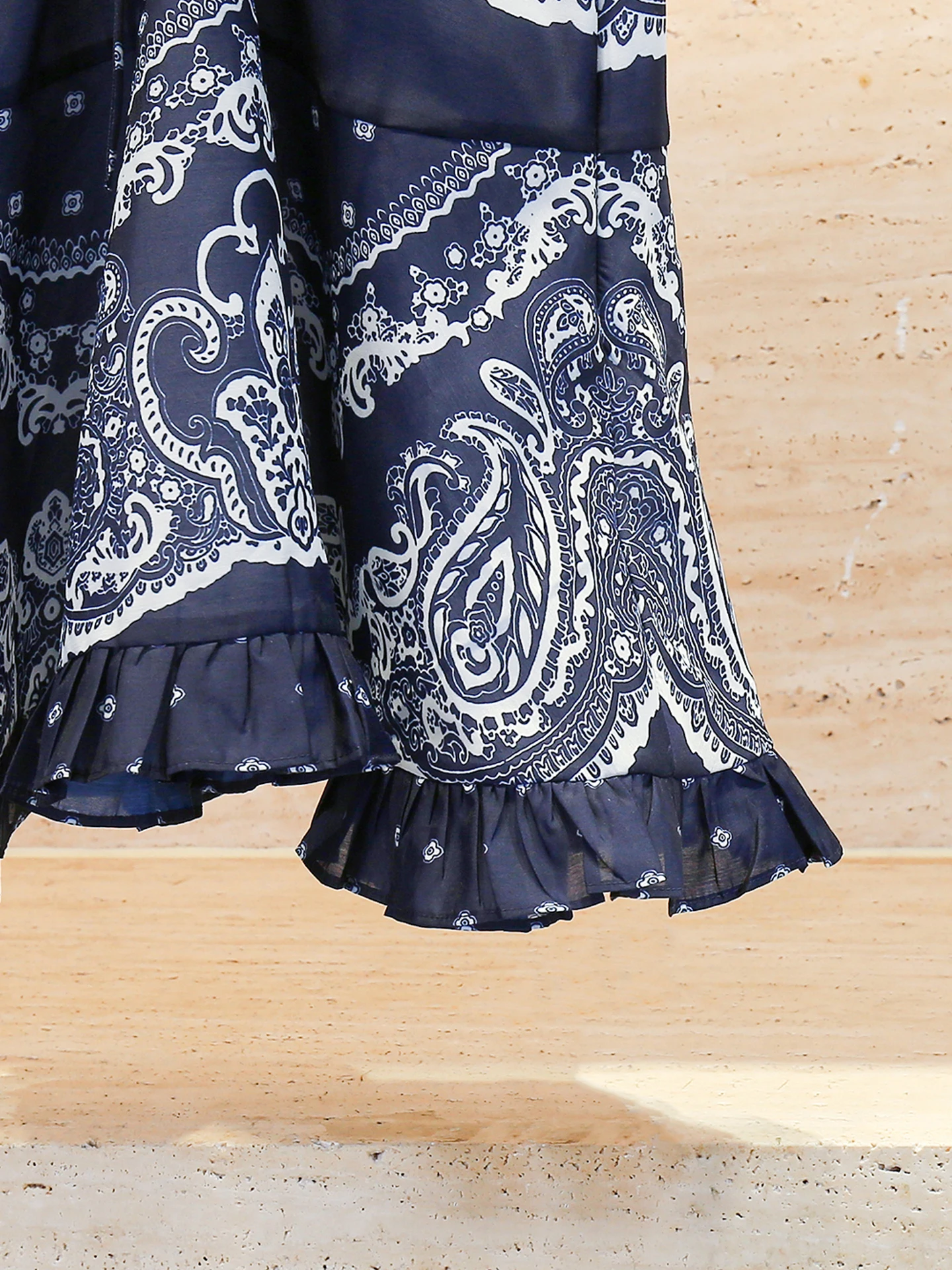 Vestido E com Decote em V e Estampa, com Barra em Camadas para Mulheres, Silhueta A-line de Cintura Alta, Estilo de Tr...