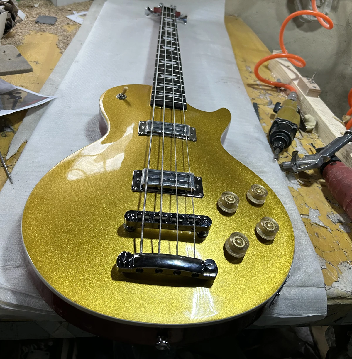 High Quality Gold 4 Strings Electric Bass Guitar Rosewood Fretboard Chrome Hardwares Customizable