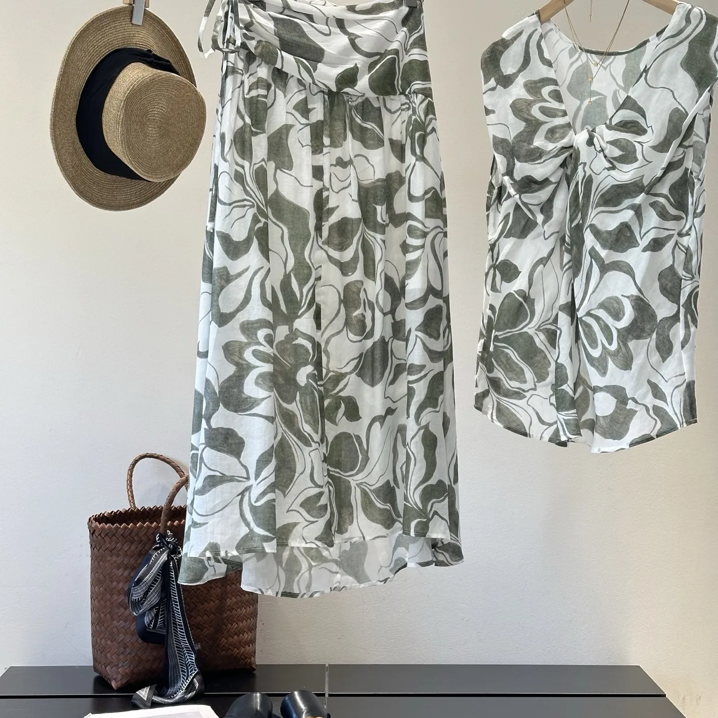 

Комплект из топа без рукавов с цветочным принтом и юбки Wood Giant 1600: Модный женский летний костюм 2025 года