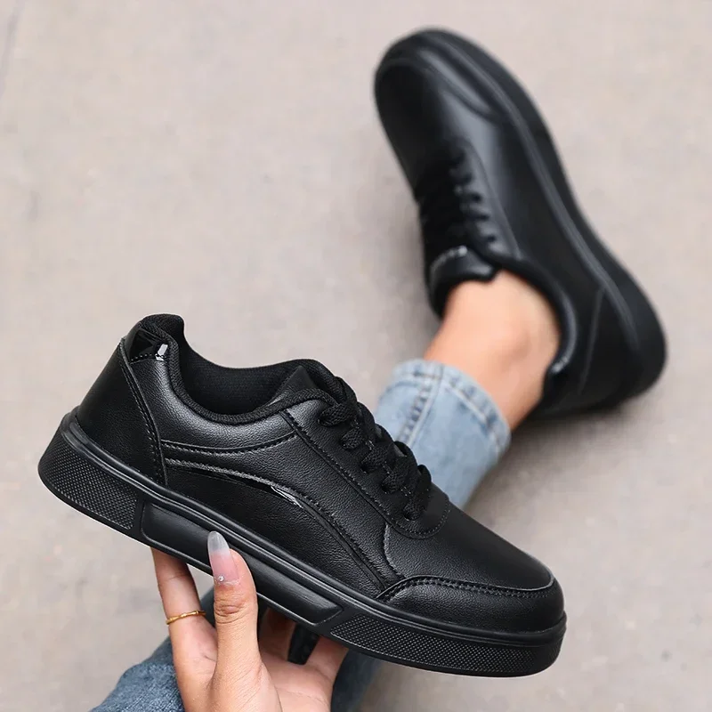 

Women's Minimalist Black Skateboarding Shoes Stylish Versatile Anti Slip Walking Sneakers Soft Bottom Women's Vulcanized Shoes