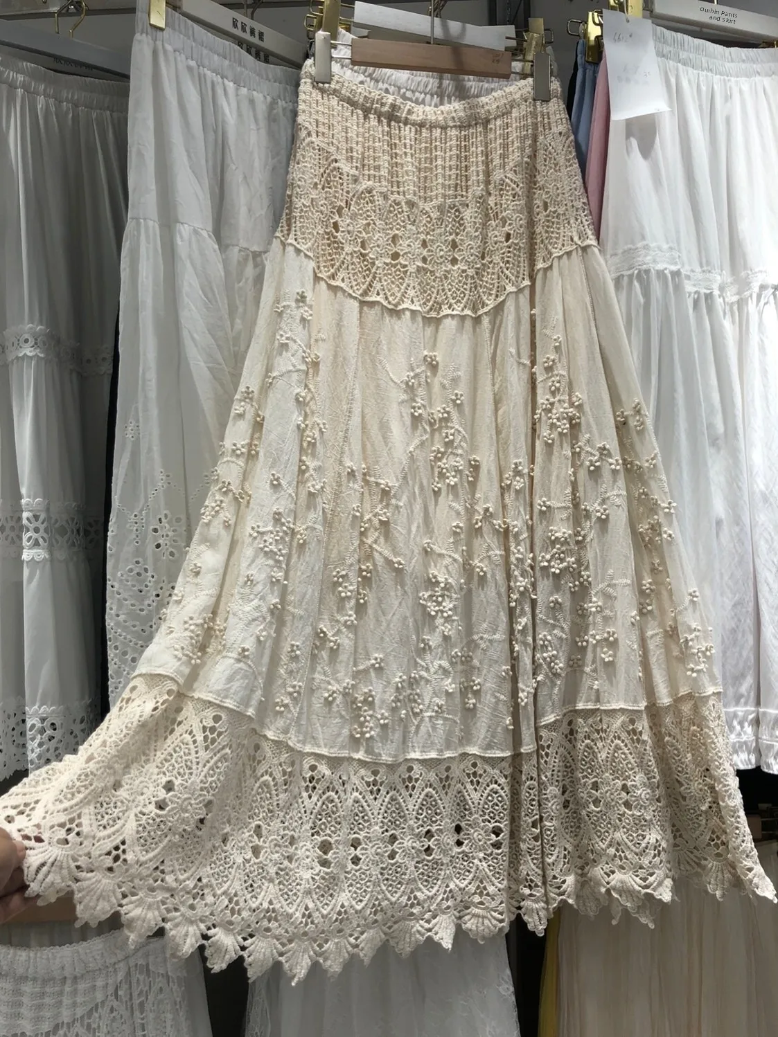 

Высококачественная вышитая ажурная юбка макси с цветочным узором, весна 2026, простая ретро-модель с объемной вышивкой и кружевом