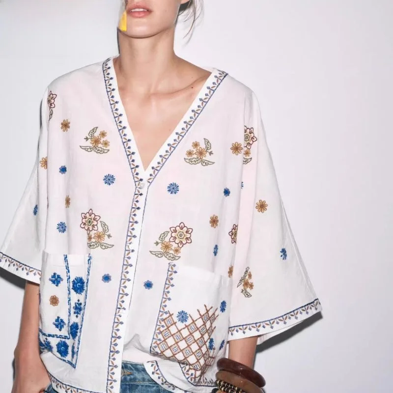 

Новая женская летняя блузка 2025 года с длинным рукавом, вышивкой, V-образным вырезом, свободного кроя, для повседневной носки, с принтом, на пуговицах, другие материалы