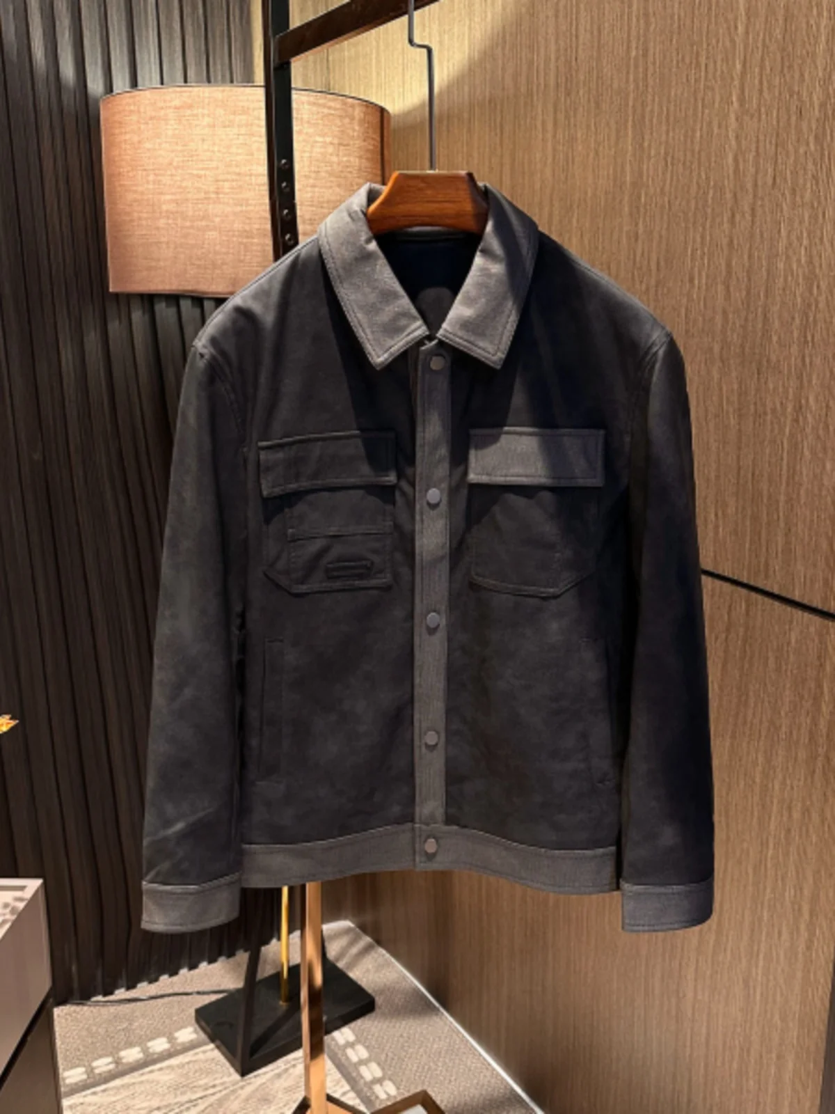 

Повседневное мужское пальто контрастного цвета в стиле ретро, модное водонепроницаемое кожаное пальто-джато с воротником на талии, городской наряд для осени...