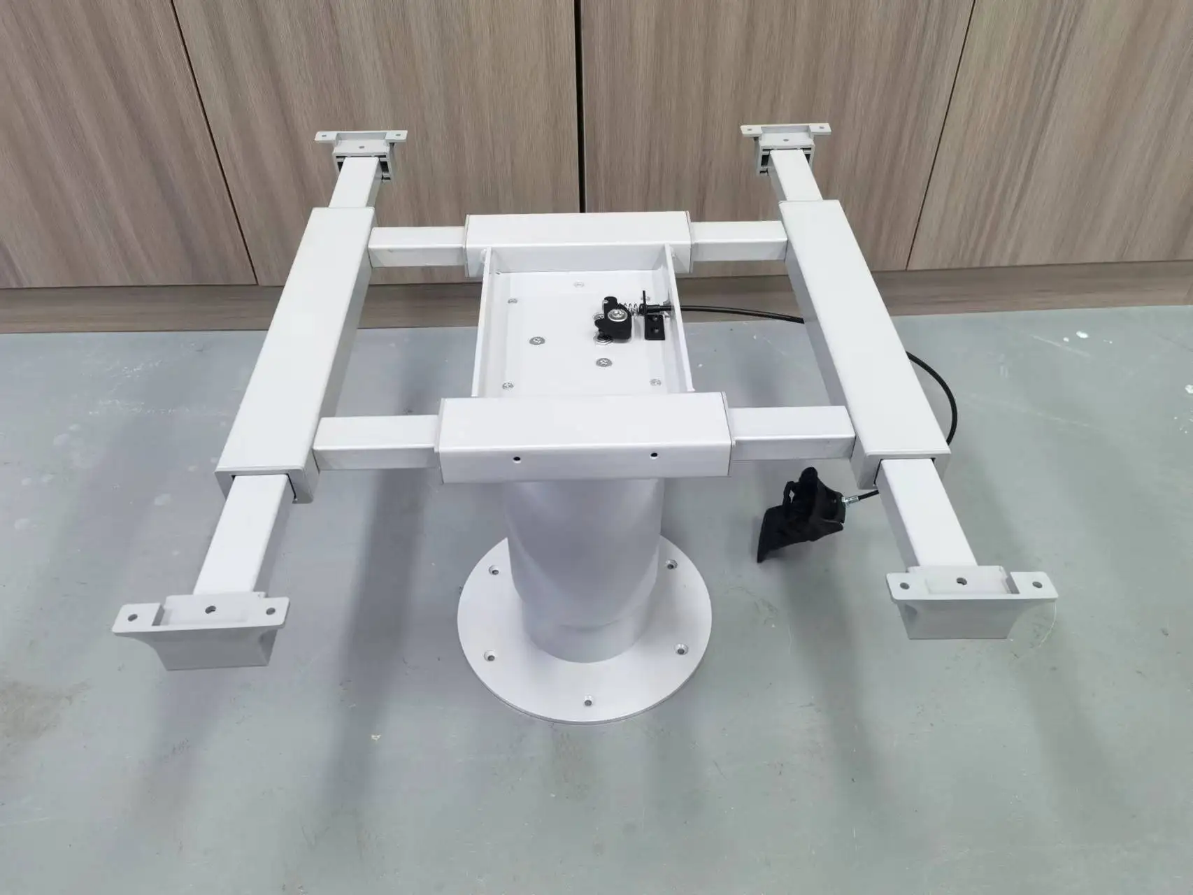 Silver Gray Aluminum Lifting Table Leg With Rotating Chassis And Four-way Translation Frame For RV