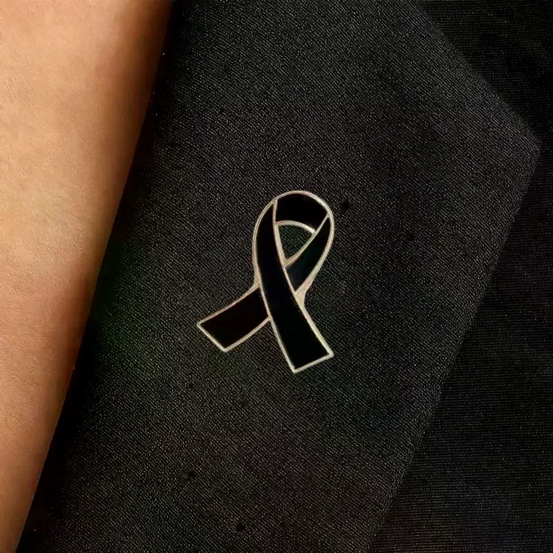 1/5/10Pcs Black White Ribbon Brooch Funerals Memorial Pin For Woman Men Metal Ribbon Mourning Badge Suit Dress Shirt Accessories