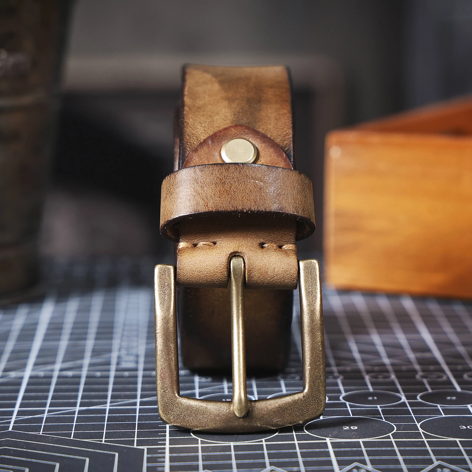 S.WORKER Klassischer dicker Herrengürtel aus echtem Leder, Messing-Dornschließe, vollnarbiges Rindsleder, Vintage-Freizeitgürtel für Jeans, mit Geschenkbox – Detail 21