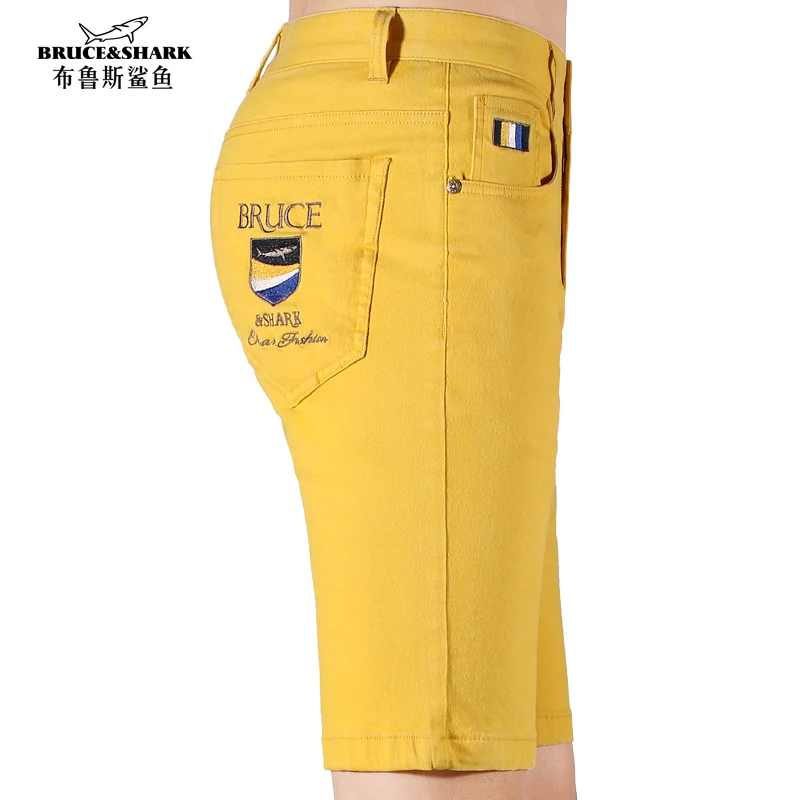 New Summer Men‘s Yellow Jeans Shorts Fashion Embroidery Bruce&Shark Straight Stretch Denim Shorts Men Ripped Knee Length Jeans