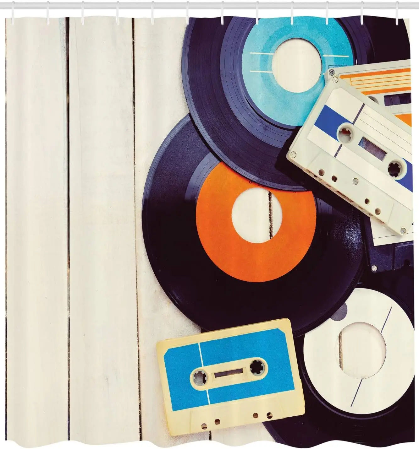 

Инди-занавеска для душа, граммофонные пластинки и старые аудиокассеты на деревянном столе, ностальгической музыке, тканевая ванная комната
