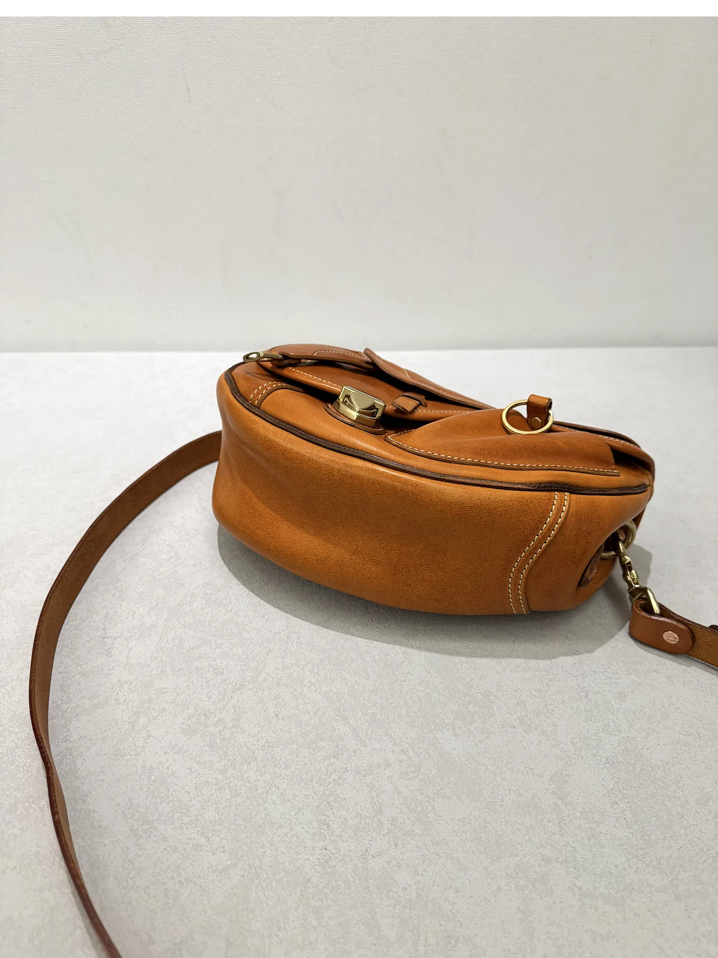 Handgefertigte, hochwertige Damen-Satteltasche aus erstklassigem Rindsleder für den täglichen Gebrauch, luxuriöse Schultertasche aus echtem Leder für Reisen. – Detail 15