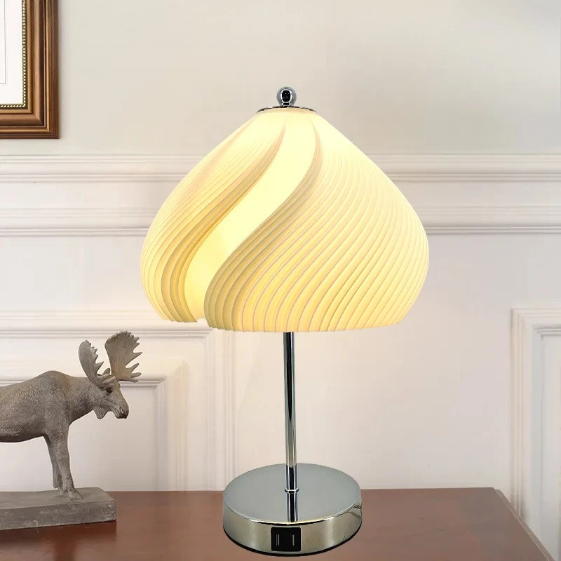 Creative Iron Floor Lamps Italian Style Simple Bedlight USB Charging Touch Atmosphere Desk Table Light Girl's Bedroom Study Cafe