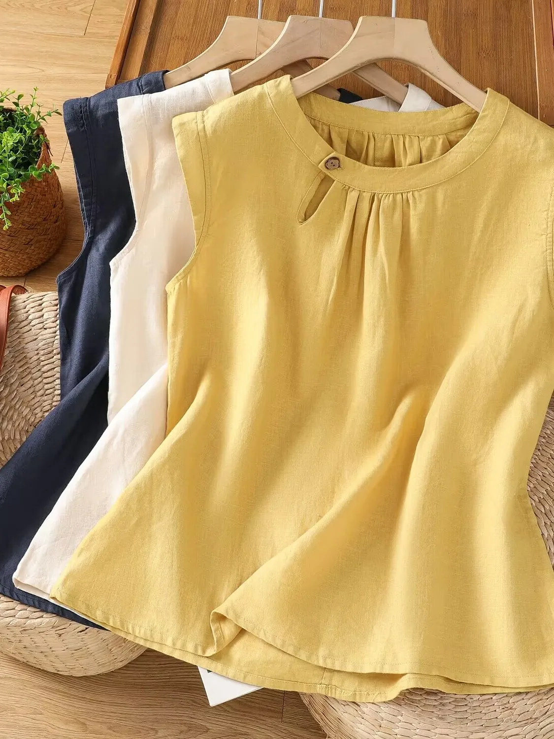 

Artistic Pure Color Simple Lin Small Vest Large Size Women's Clothing One Button Hollow round Ne Svel Loose Versatile...