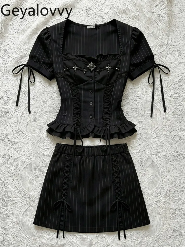 

Стильный и милый повседневный комплект для женщин: летний новый ретро-костюм 2026 года из черной полосатой рубашки на завязках и мини-юбки (двойка)