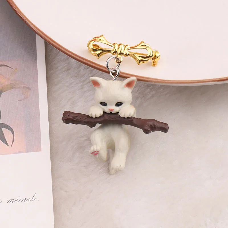 Cute Japanese Hugging Branch Kitten Cartoon Brooch Three-dimensional Brooches Badge for Women Clothes Bag Decoration