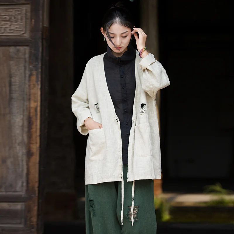 ダメージ加工ラミーダスター：タイフロントのオープンコートで、エフォートレスにクールで自由な雰囲気を演出します。