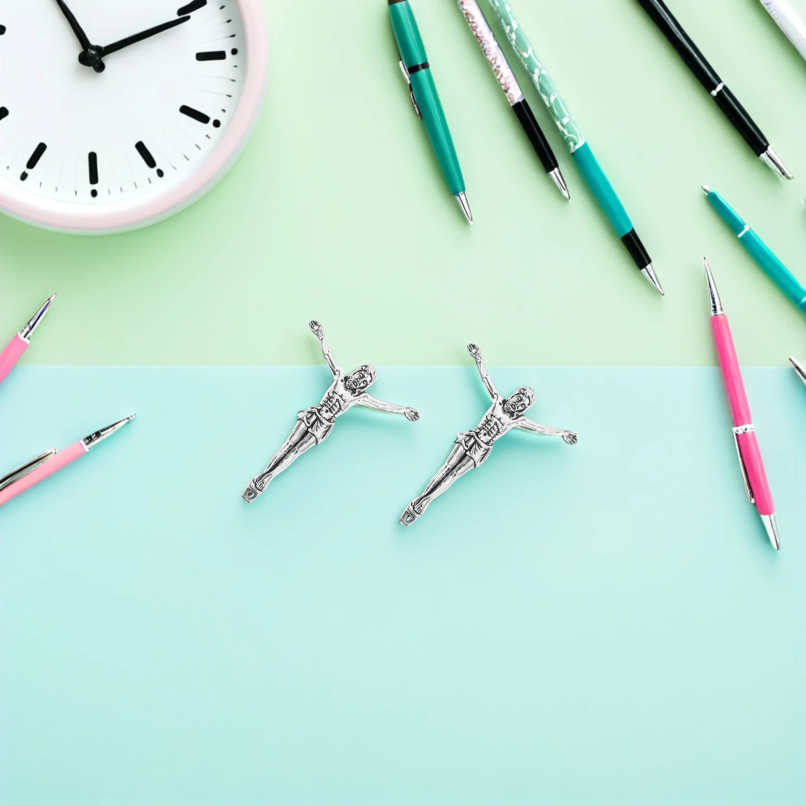 

3Pcs Metal Catholic Jesus Corpus 2 Inch Silver Wall Hanging Sculpture Crucifix DIY Religious Craft Ornament Sculpture Crafts