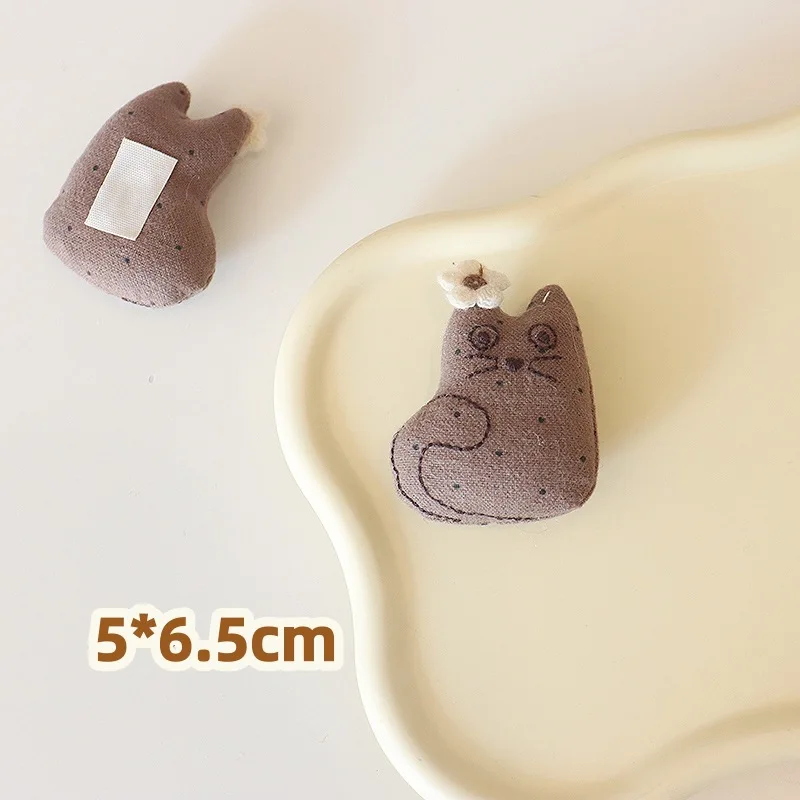 Korean Fabric Cat House Brooch Cute Small House Design Autumn Winter Versatile Pin for Bag Shoe Hat Decoration - view 6