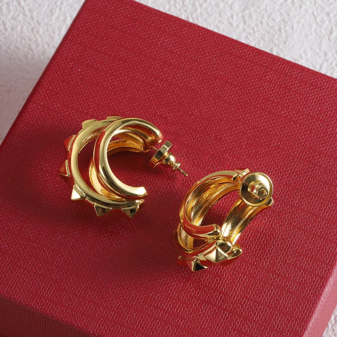 Fashion Classics Designer Metal Rivet Curved Gold Earring Woman European Luxury Jewelry Gift Trendy