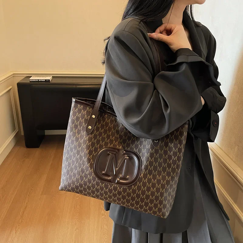 حقيبة حمل أنيقة جديدة ذات سعة كبيرة 2025 للنساء، متسوق كتف عصري، محفظة كاجوال واسعة للعمل والسفر