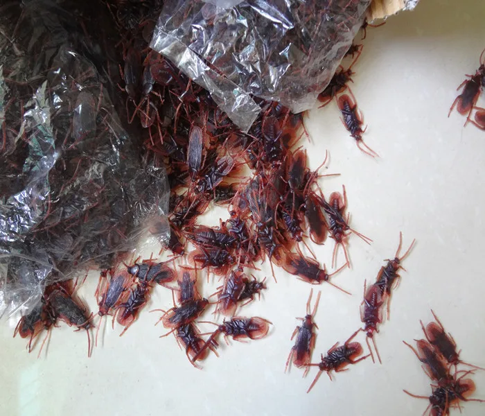 Halloween gefälschte Kakerlaken Streichspielzeug – realistische Kunststoff-Insekten, Witz, Gags, gruselige Streich-Requisiten, Freunde, Party, Süßes oder Saures
