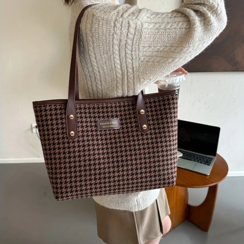 Lässige Tragetasche mit Hahnentrittmuster, Große Schultertasche mit Braunen Lederriemen, Vielseitig für Alltag und Ausflüge – Detail 5