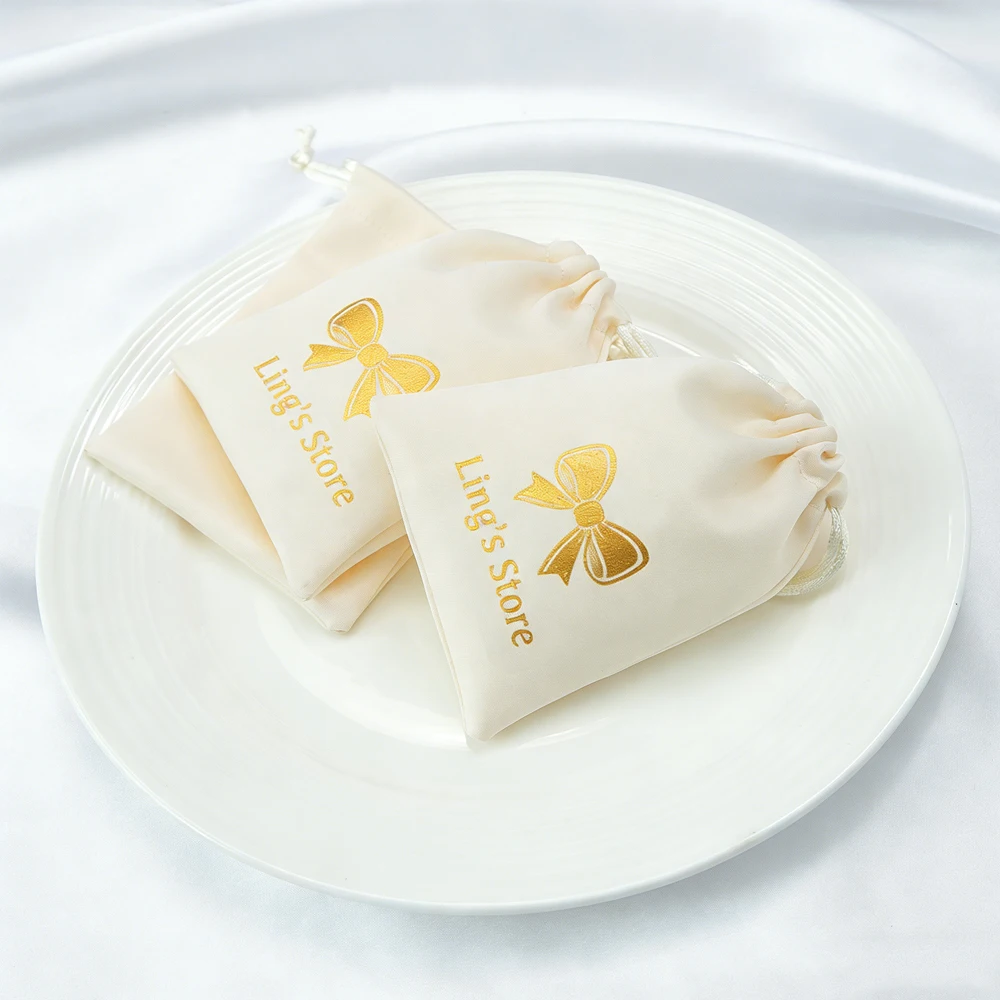 

50 шт. шикарных персонализированных шелковых атласных мешочков на шнурке с логотипом для украшений, косметики, парфюмерии, брелоков, конфет, свадебных сувениров, органайзеров для подарков