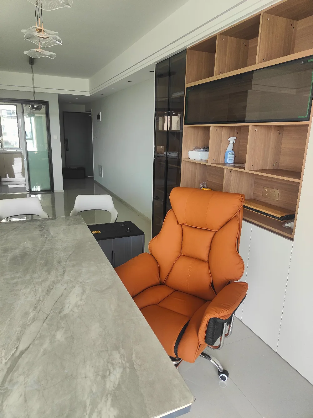 Silla de oficina reclinable ergonómica con reposapiés, silla de escritorio ejecutiva giratoria de cuero PU para ordenador, Base de aluminio para el hogar y la Oficina