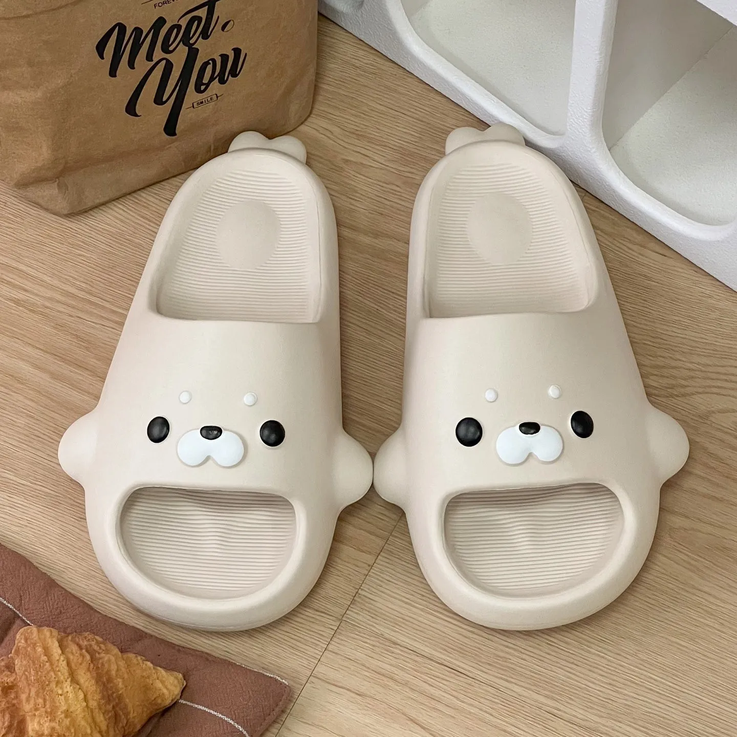Cloud Seal Slipper Damen Bären-Sandalen Süße Sommer-Flip-Flops Strand-Slides Haus-Freizeitschuhe Kawaii Flache EVA-Schuhe für Frauen und Männer