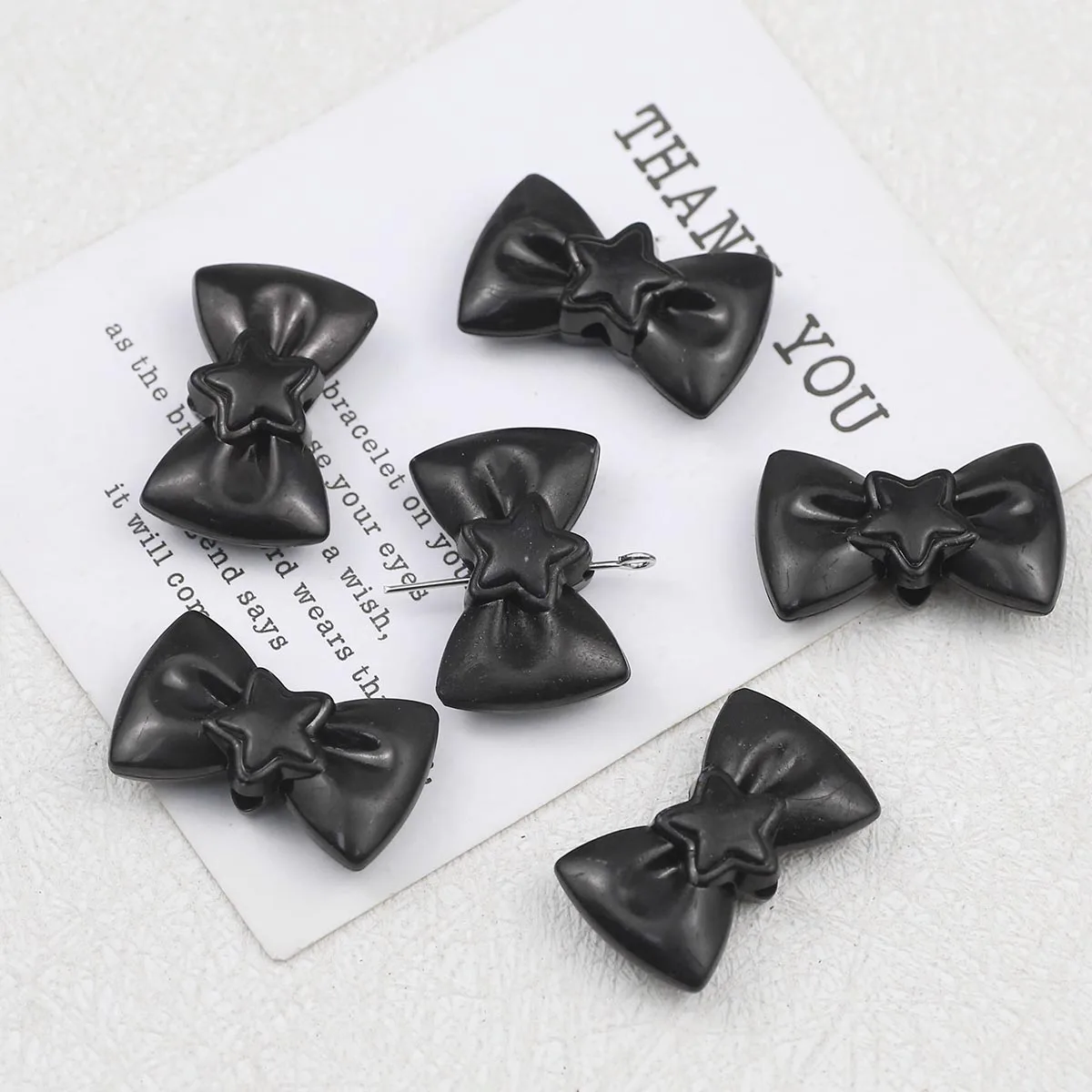 قوس نجمة أكريليك بلون سادة 28 مم باللون الأسود لصنع المجوهرات المصنوعة يدويًا، مناسب لأعمال الخرز وإكسسوارات الخرز السائبة