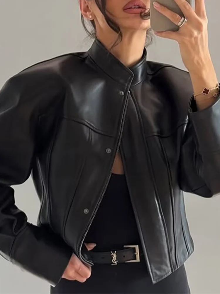 سترة جلدية قصيرة عصرية ومتعددة الاستخدامات على الطراز الأوروبي للسيدات بلون سادة وياقة واقفة.