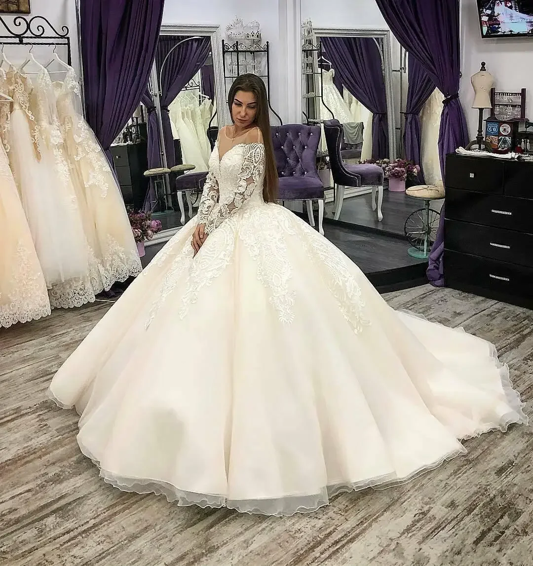 Vestidos de novia de manga larga con apliques de tren de barrido de encaje con cuello redondo de princesa de lujo personalizados