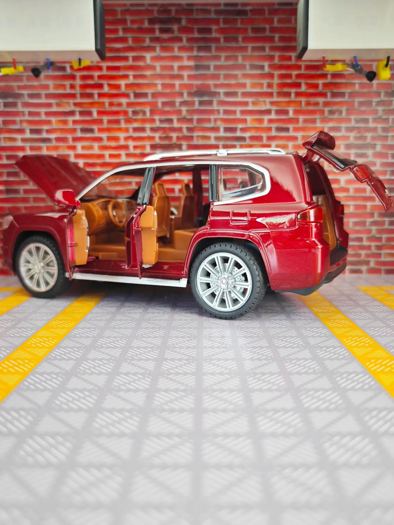 ของเล่นแบบดึงกลับ 1:24 พร้อมเสียงและแสง สามารถเปิดประตู ฝากระโปรง และฝากระโปรงท้ายได้ รถออฟโรด LC300 รุ่นอัลลอยด์ รายละเอียดมากมาย