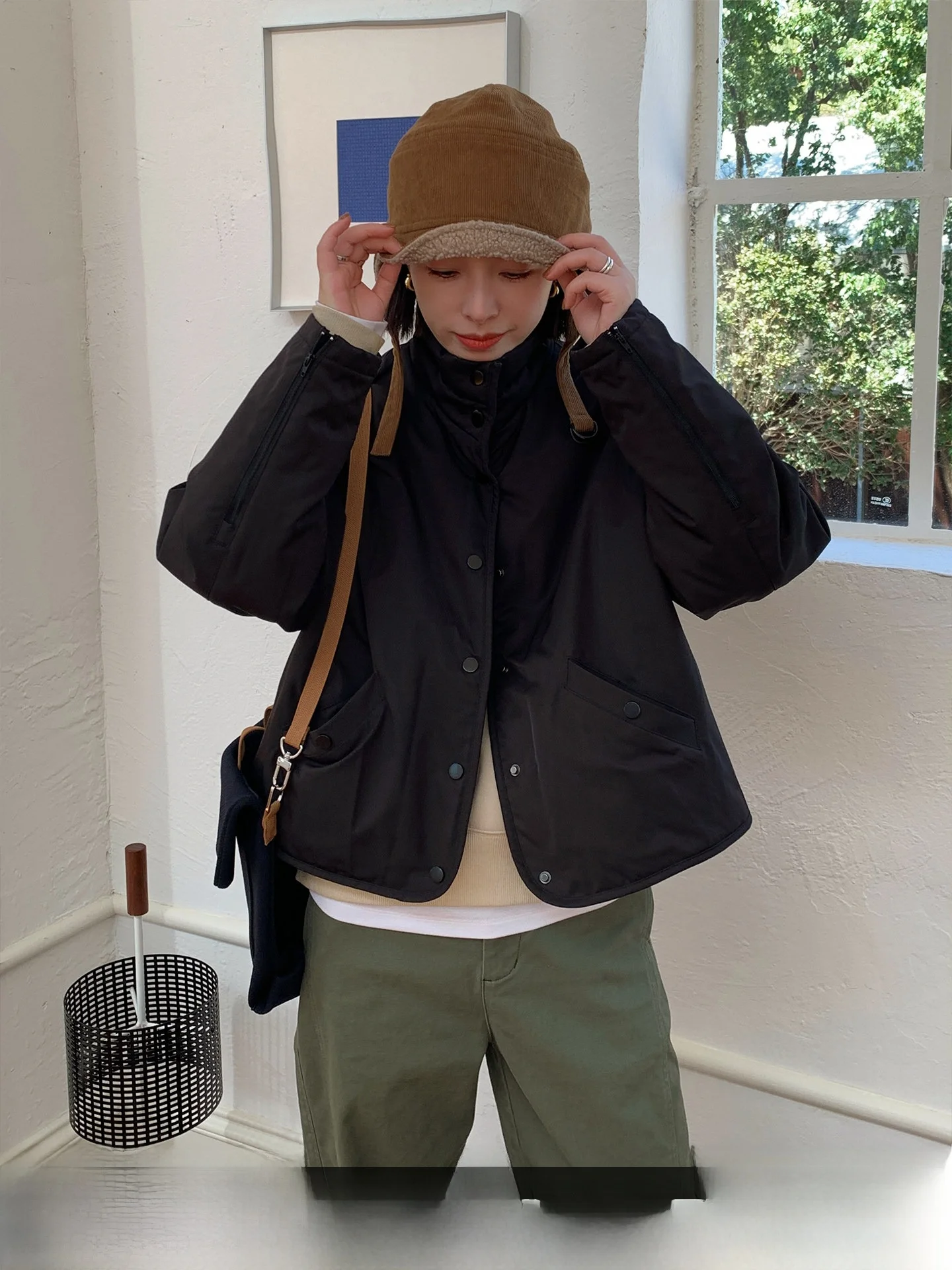 

Легкая хлопковая куртка для женщин, черная, с воротником-стойкой, теплая верхняя одежда для весны и осени, новинка, модная, для повседневной носки