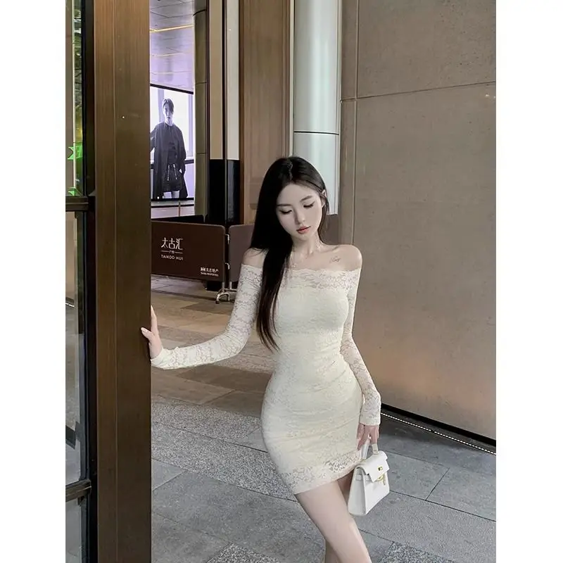 สังคมที่หรูหรา ชุดเดรสกระโปรงสั้นกระชับสัดส่วนลูกไม้ไหล่เดียวที่สวยงามและบริสุทธิ์