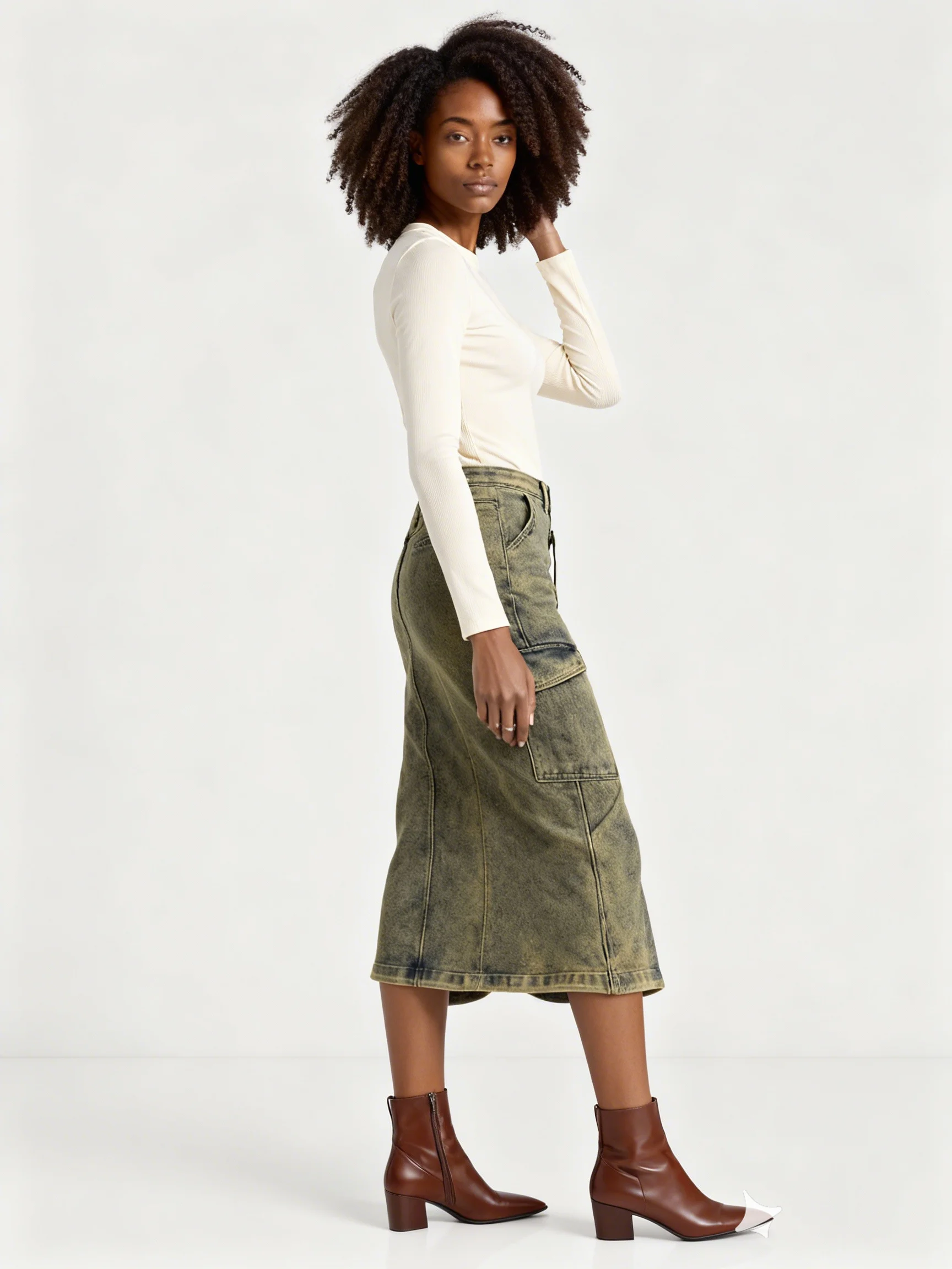 Damska spódnica midi cargo z denimu vintage, sprany, z wysokim stanem, o prostym kroju, streetwearowa, z kieszeniami typu utility, codzienna moda, element do stylizacji.