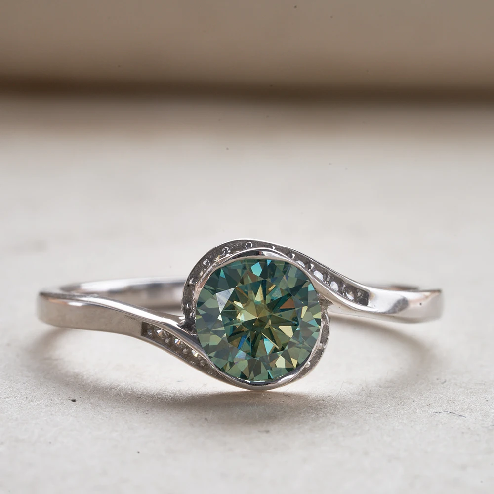 JoyceJelly 1CT Moissanit-Ring, 925er-Sterlingsilber-Schmuck für Damen, D-Farbe, VVS1, runder, im Labor hergestellter, glänzender Diamant-Ehering. – Detail 15