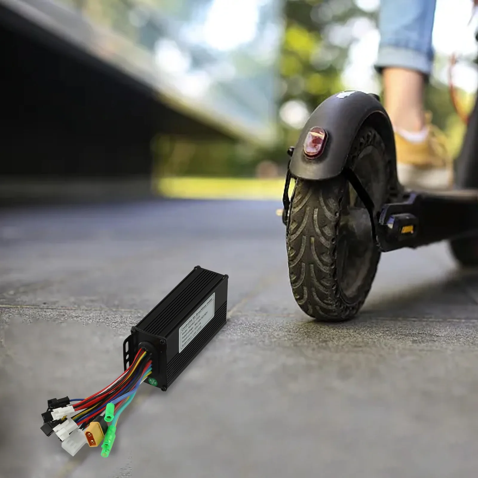 

Синусоидальный трехрежимный контроллер, бесщеточный двигатель, универсальная металлическая совместимость 24V36V48V 22A для деталей скутера электронного велосипеда