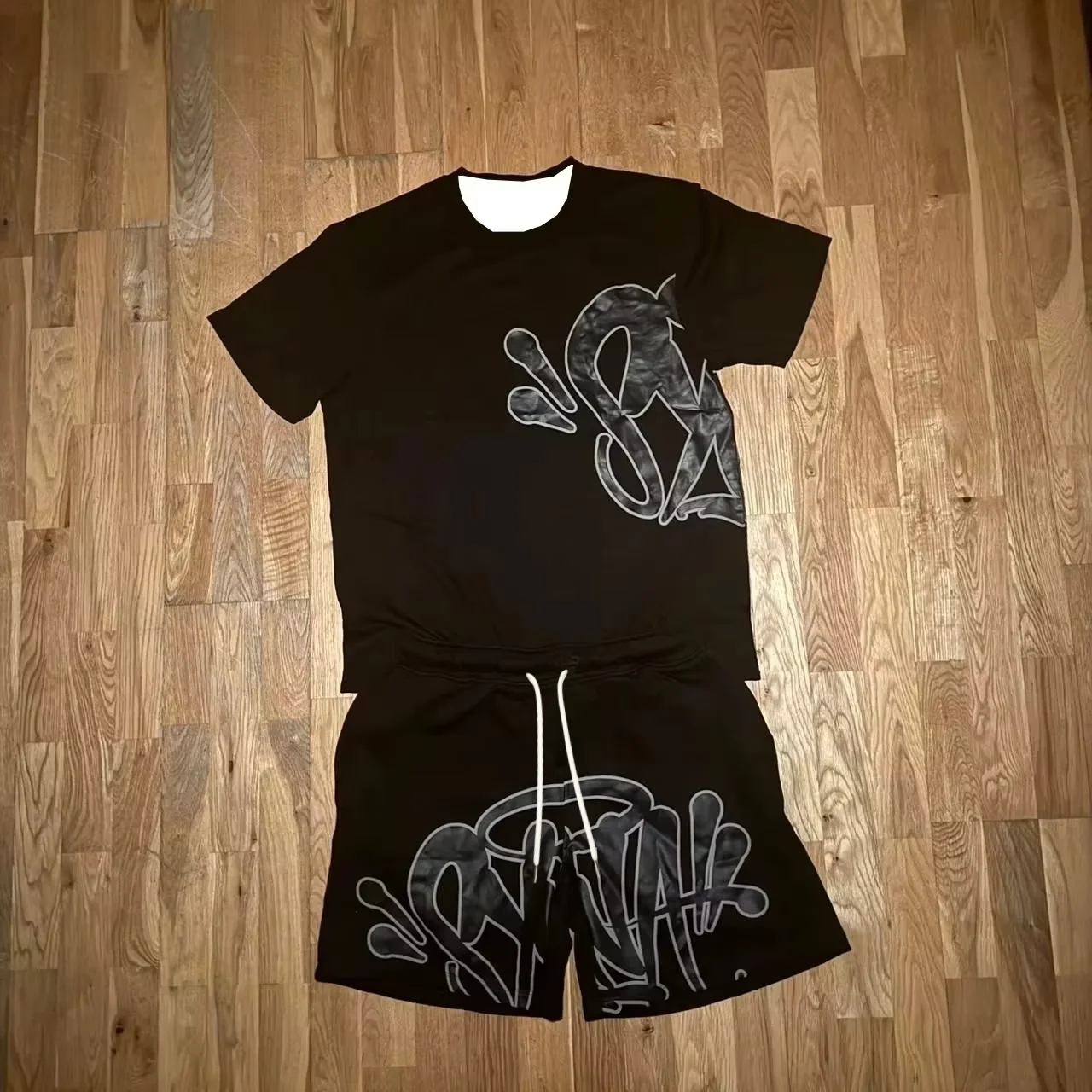 Nouvelle Collection Été 2026 – Ensemble Unisexe 2 Pièces Style Streetwear pour Enfants : T-shirt Noir et Short à Taille Élastique avec Motif Graffiti Abstrait