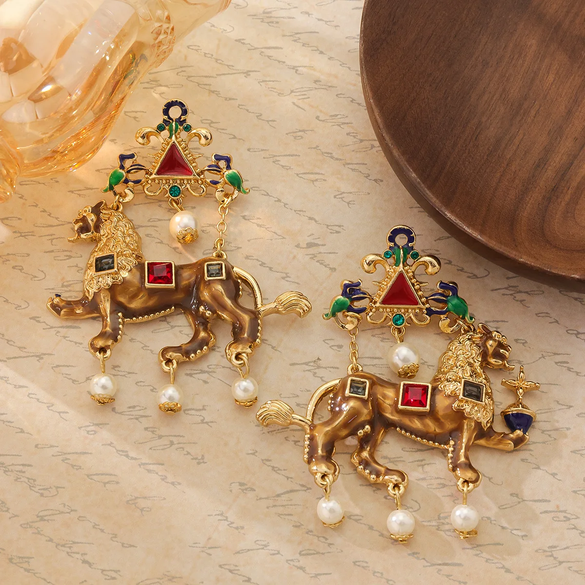 

Винтажные египетские серьги-гвоздики с кисточками и цветной глазурью в виде льва, эмаль Тотемретро