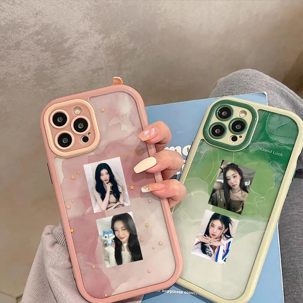 مجموعة ملصقات ITZY مكونة من 63 قطعة - ديكور مجموعة K-pop Girl لمحبي (متجر Anime Worlds)