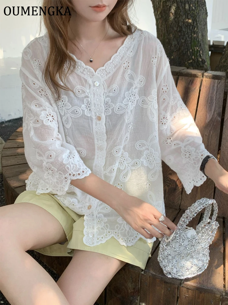 

Новые женские блузки с V-образным вырезом и цветочной вышивкой, летние модные повседневные кружевные элегантные белые рубашки с рукавом три четверти
