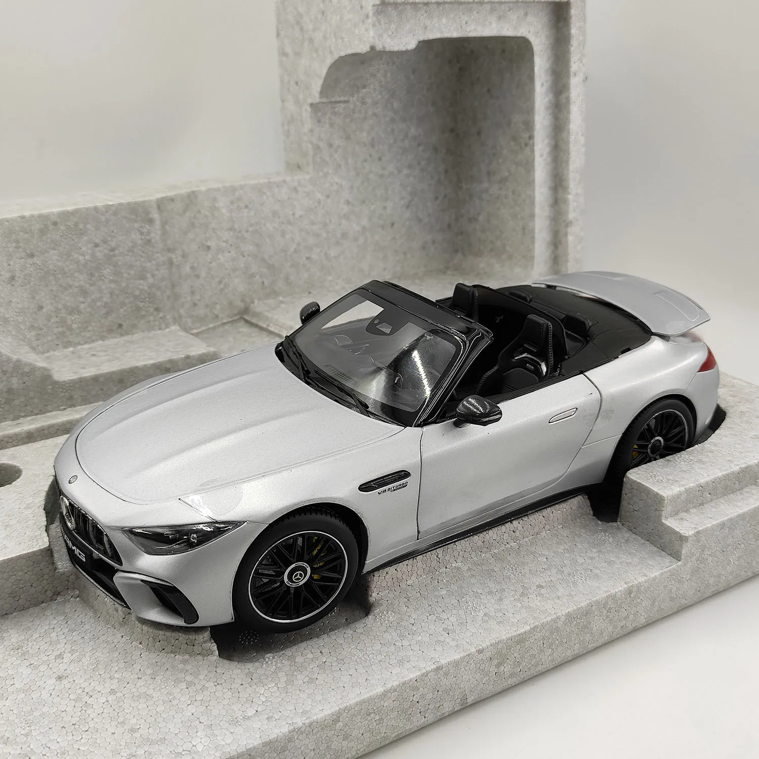 

Defects Diecast IScale 1:18 Scale Mercedes-AMg SL63 Silver Four-wheel Alloy Car Model Collectible Toy Gift Souvenir Display
