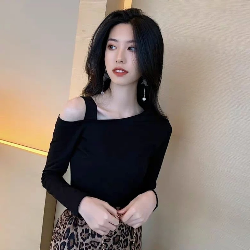 قميص علوي للنساء ضيق 2024 ملابس مكشوفة الأكتاف قميص أسود Kpop تي شيرت نسائي رائع تي شيرت مناسب على الموضة الكورية الجميلة