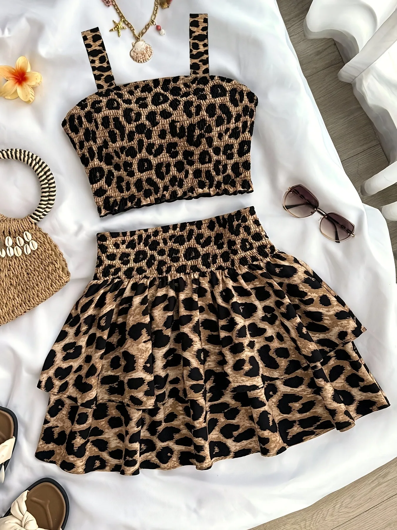 Bequemes zweiteiliges Sommer-Set für Mädchen, durchgehend mit Leopardenmuster bedrucktes, gesmoktes Camisole-Oberteil und mehrlagiger Rock mit elastischem Bund für Outdoor-Partys