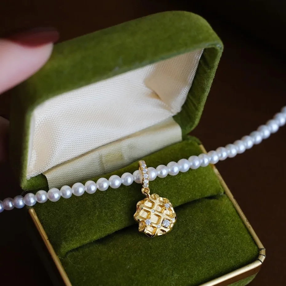 French Luxury Gold Color Zircon Waffle Pendant Necklace Women High End Social Banquet Eye-catching Jewelry Necklace Accessories