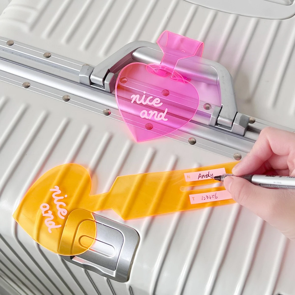 

Флуоресцентная багажная бирка из ПВХ в форме сердца, анти-потерянная этикетка для проверенного дорожного чемодана, идентификационные бирки