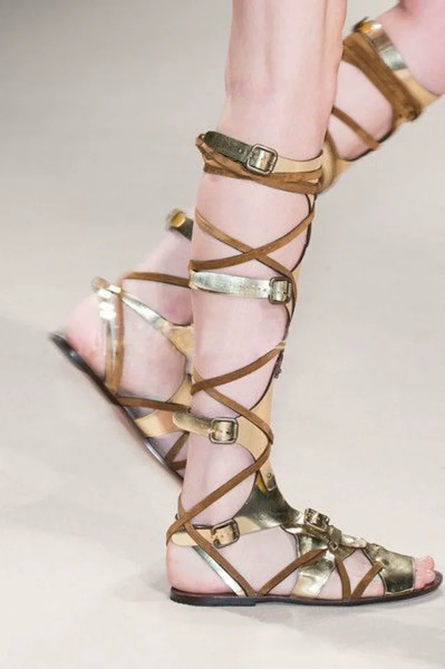 

Новые женские золотые лоскутные сандалии-гладиаторы с металлическими пряжками и акцентами, модные подиумные сексуальные сандалии на плоской подошве со змеиным принтом и ремешками
