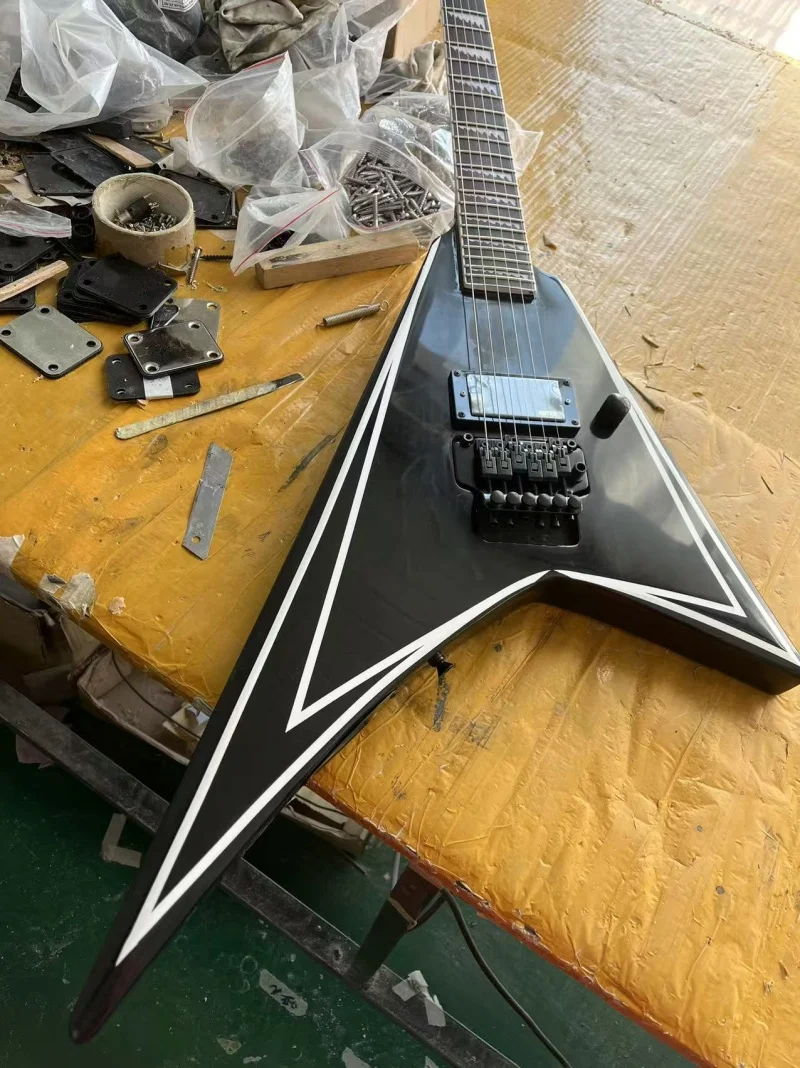 6-string dovetail electric guitar，Black body white strip，Rosewood fingerboard，Black hardware，Floyd rose bridge,Free delivery